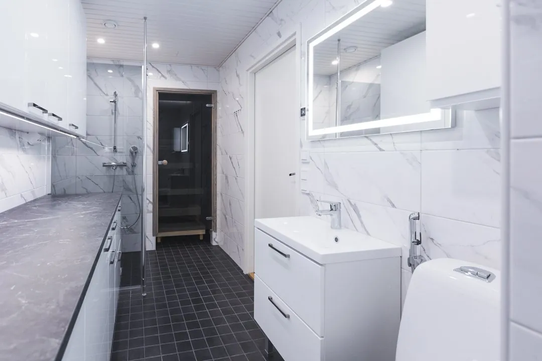 Kylpyhuone ja lasiseinäinen sauna
